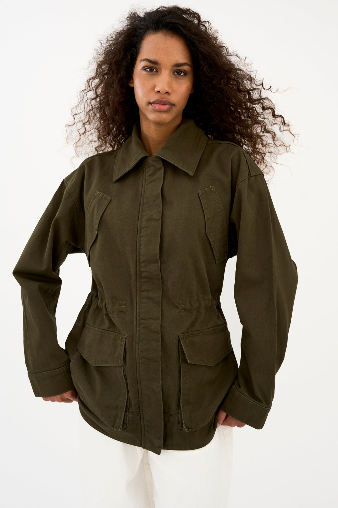 IVY Copenhagen Brooke festival jakke i olive med store lommer og relaxed fit.