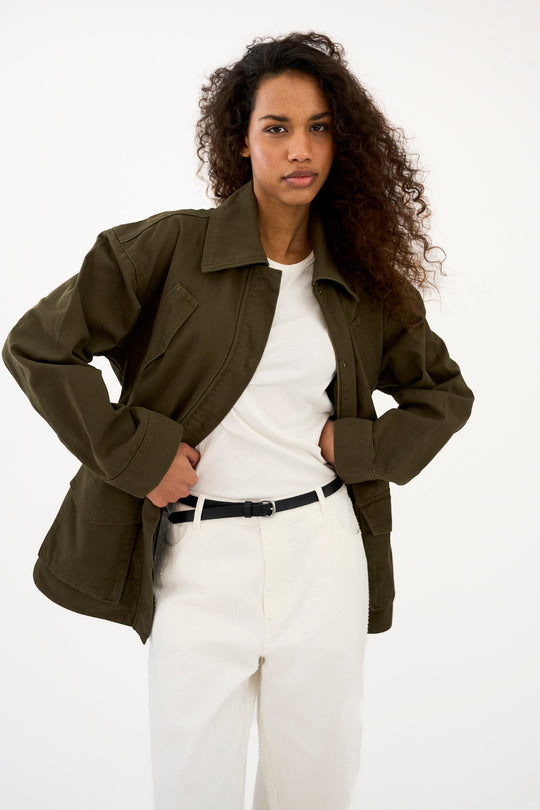 IVY Copenhagen Brooke festival jakke i olive med store lommer og relaxed fit.