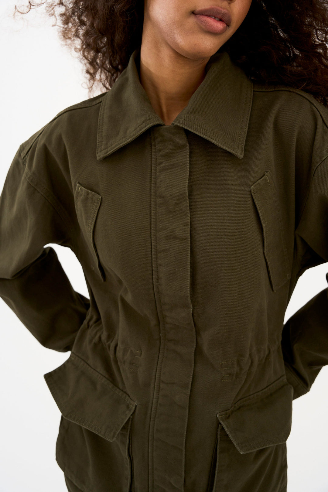 IVY Copenhagen Brooke festival jakke i olive med store lommer og relaxed fit.
