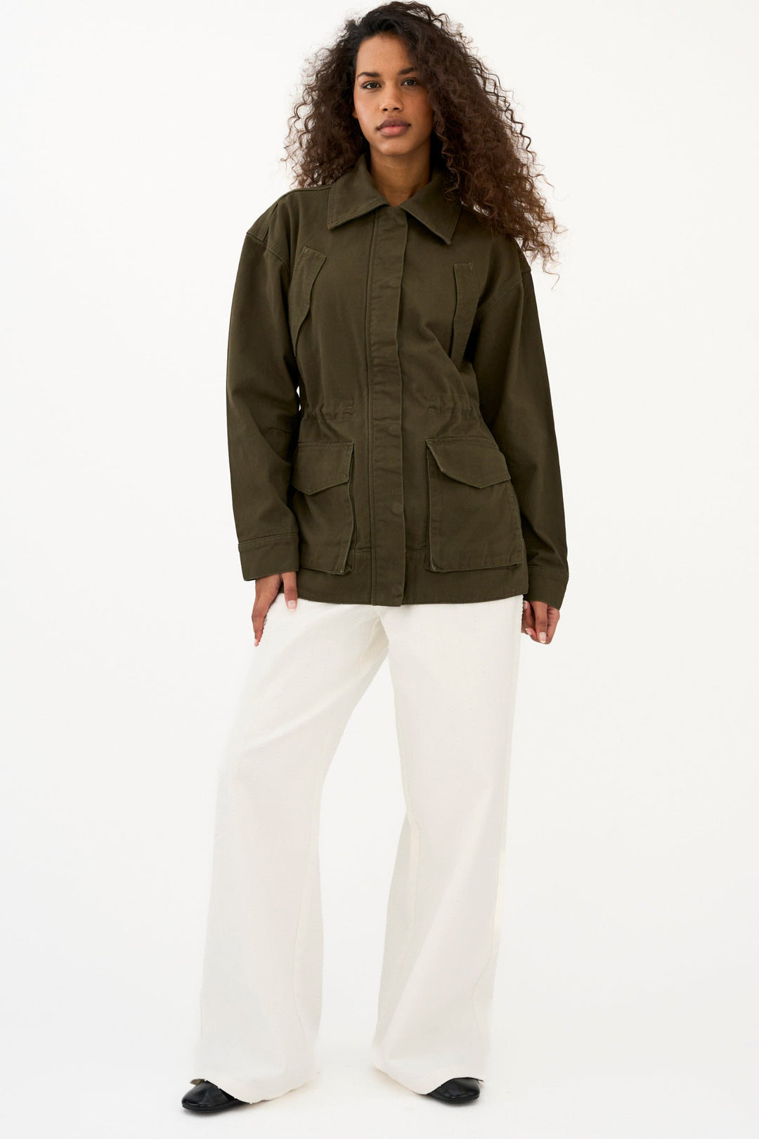 IVY Copenhagen Brooke festival jakke i olive med store lommer og relaxed fit.