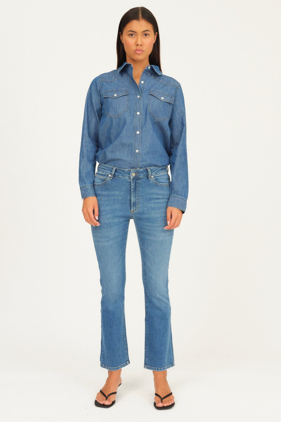 IVY Copenhagen Johanna Kick Flare Jeans i vasket blå. Mellemhøj talje, cropped kick flare-ben og stretch.