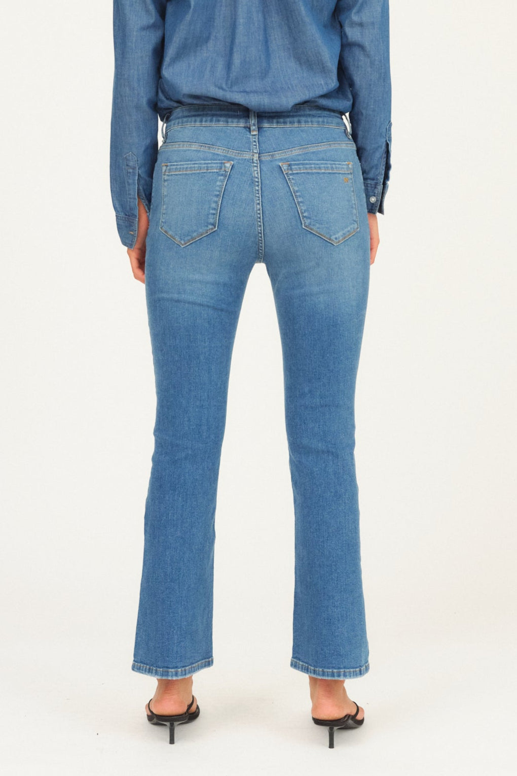 IVY Copenhagen Johanna Kick Flare Jeans i vasket blå. Mellemhøj talje, cropped kick flare-ben og stretch.