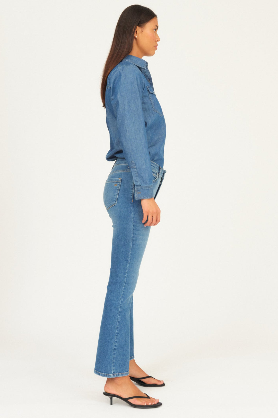 IVY Copenhagen Johanna Kick Flare Jeans i vasket blå. Mellemhøj talje, cropped kick flare-ben og stretch.