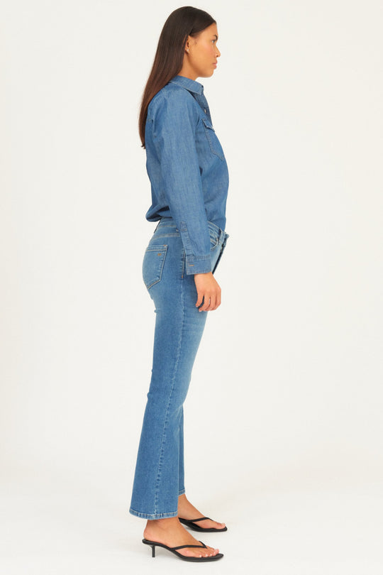 IVY Copenhagen Johanna Kick Flare Jeans i vasket blå. Mellemhøj talje, cropped kick flare-ben og stretch.