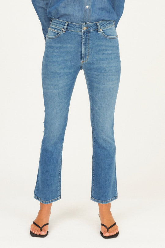 IVY Copenhagen Johanna Kick Flare Jeans i vasket blå. Mellemhøj talje, cropped kick flare-ben og stretch.