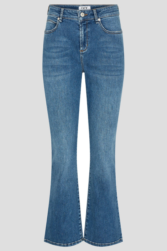 IVY Copenhagen Johanna Kick Flare Jeans i vasket blå. Mellemhøj talje, cropped kick flare-ben og stretch.