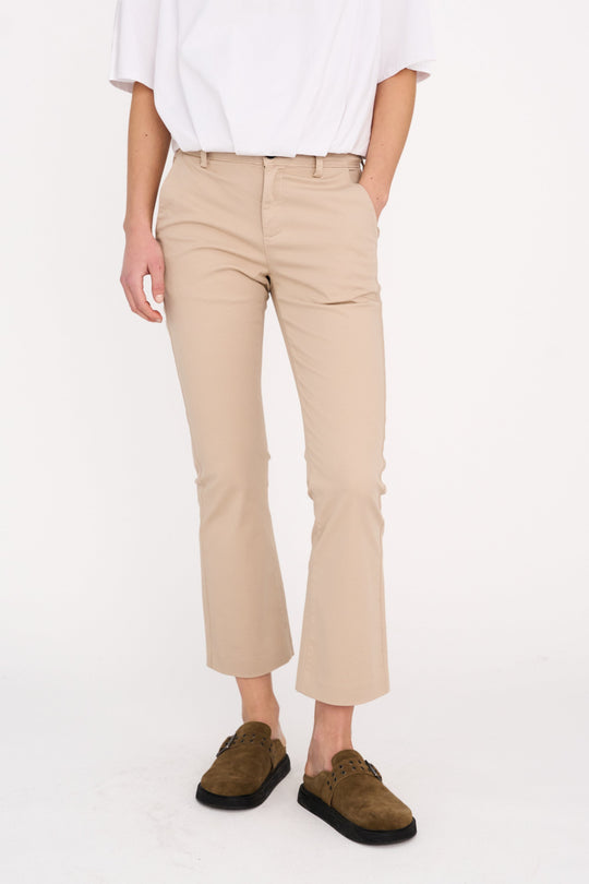IVY Copenhagen Karmey kick flare bukser i Stone Beige med mid waist og cropped længde.