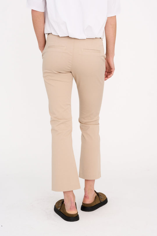 IVY Copenhagen Karmey kick flare bukser i Stone Beige med mid waist og cropped længde.