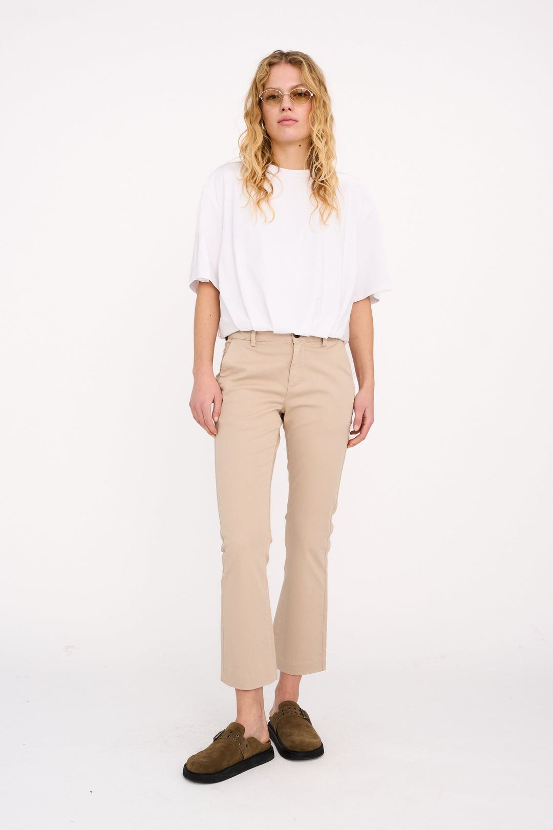 IVY Copenhagen Karmey kick flare bukser i Stone Beige med mid waist og cropped længde.