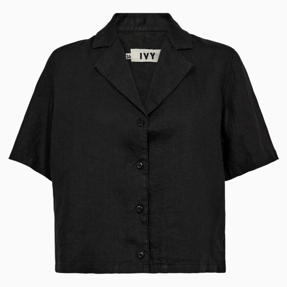 IVY Copenhagen Karmey SS Linen skjorte i sort med korte ærmer, cropped pasform og klassisk reverskrave.