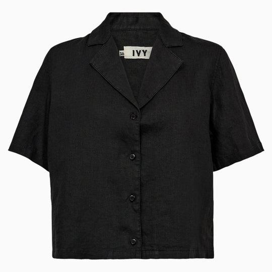 IVY Copenhagen Karmey SS Linen skjorte i sort med korte ærmer, cropped pasform og klassisk reverskrave.