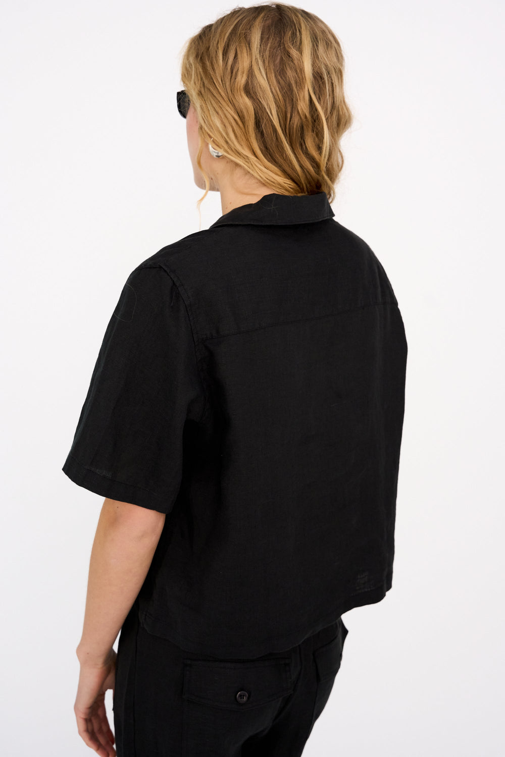 IVY Copenhagen Karmey SS Linen skjorte i sort med korte ærmer, cropped pasform og klassisk reverskrave.