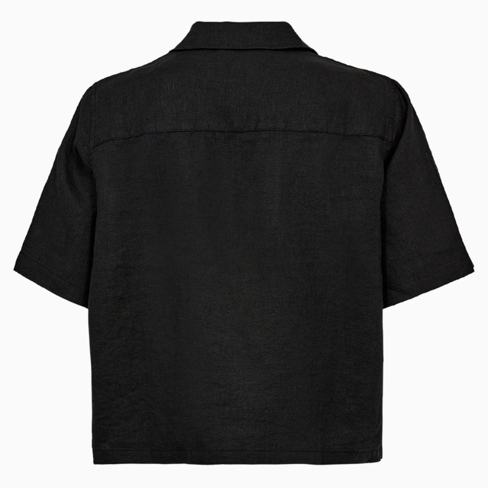 IVY Copenhagen Karmey SS Linen skjorte i sort med korte ærmer, cropped pasform og klassisk reverskrave.