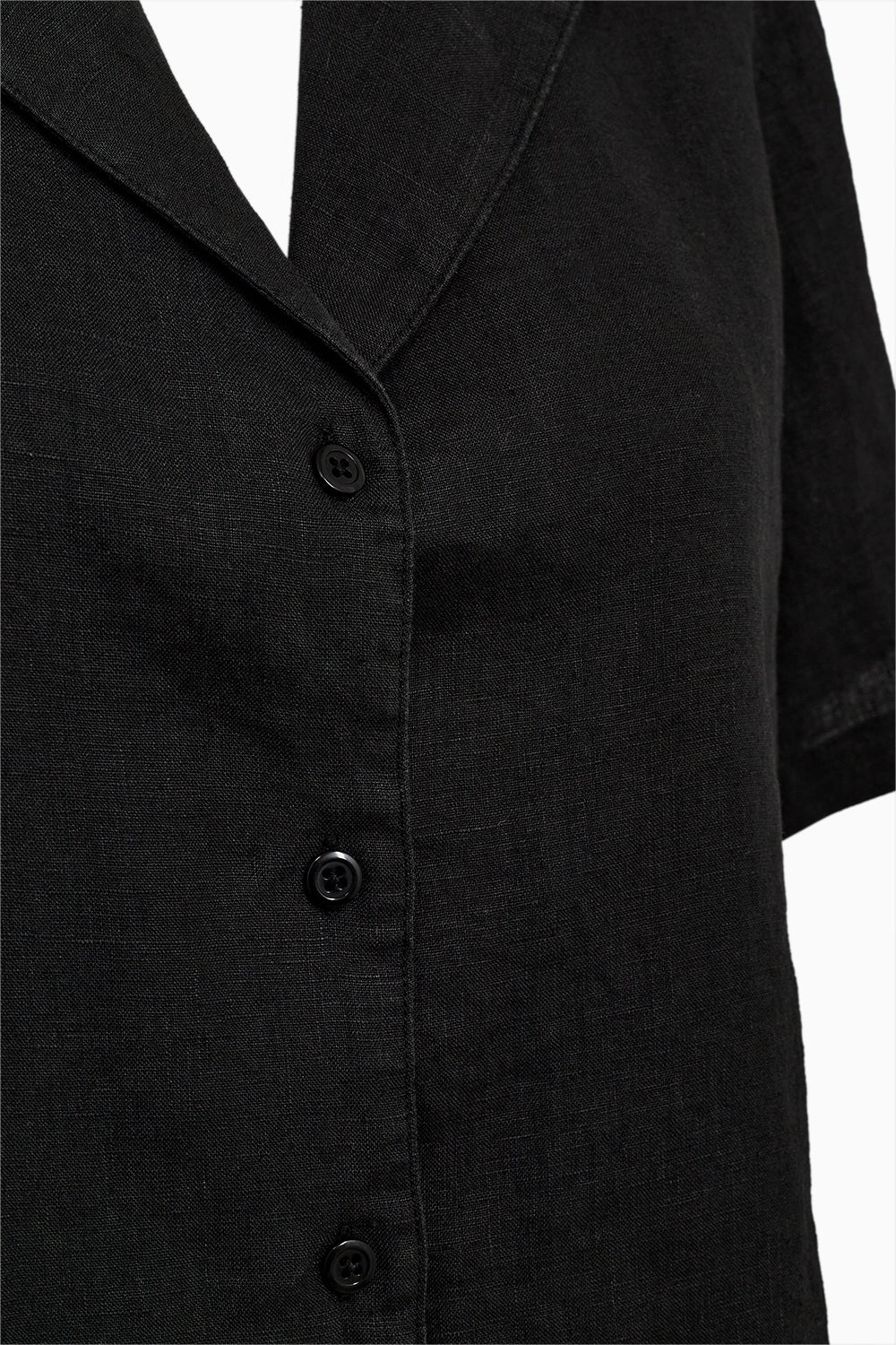 IVY Copenhagen Karmey SS Linen skjorte i sort med korte ærmer, cropped pasform og klassisk reverskrave.