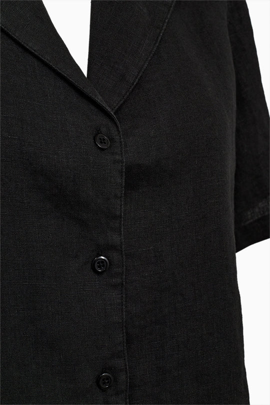 IVY Copenhagen Karmey SS Linen skjorte i sort med korte ærmer, cropped pasform og klassisk reverskrave.