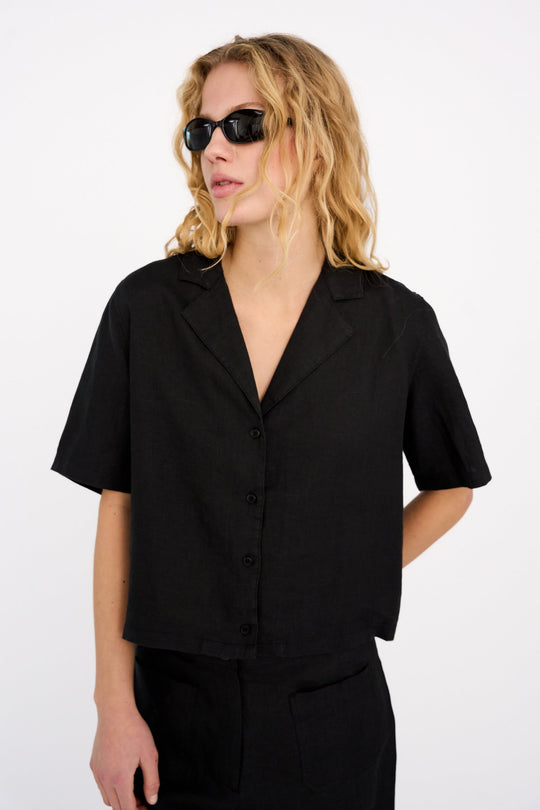 IVY Copenhagen Karmey SS Linen skjorte i sort med korte ærmer, cropped pasform og klassisk reverskrave.
