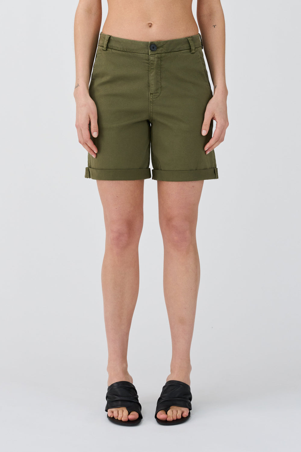 Karmey Chino Shorts fra IVY Copenhagen – casual elegance med mid-rise pasform, stretch og faste opsmøg. 