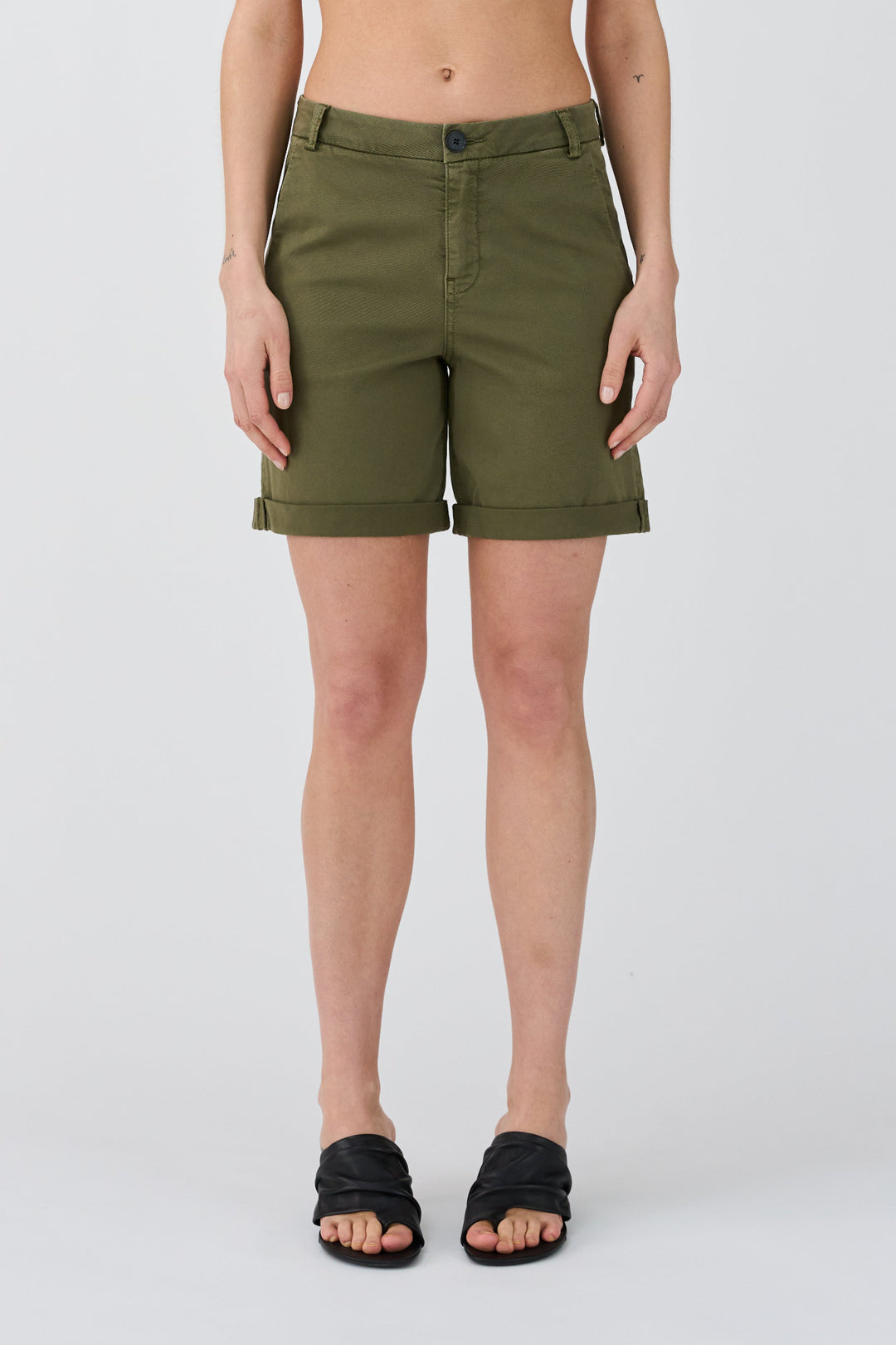 Karmey Chino Shorts fra IVY Copenhagen – casual elegance med mid-rise pasform, stretch og faste opsmøg. 