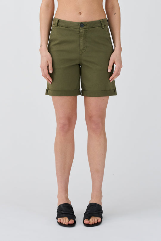 Karmey Chino Shorts fra IVY Copenhagen – casual elegance med mid-rise pasform, stretch og faste opsmøg. 