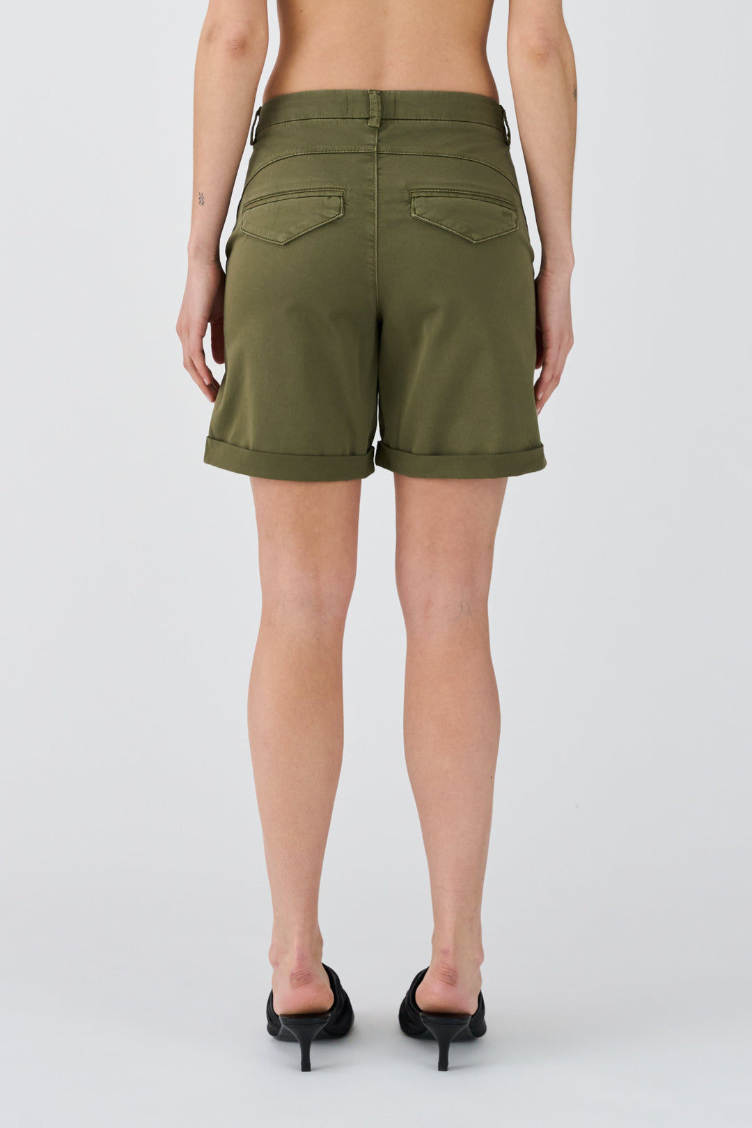 Karmey Chino Shorts fra IVY Copenhagen – casual elegance med mid-rise pasform, stretch og faste opsmøg. 