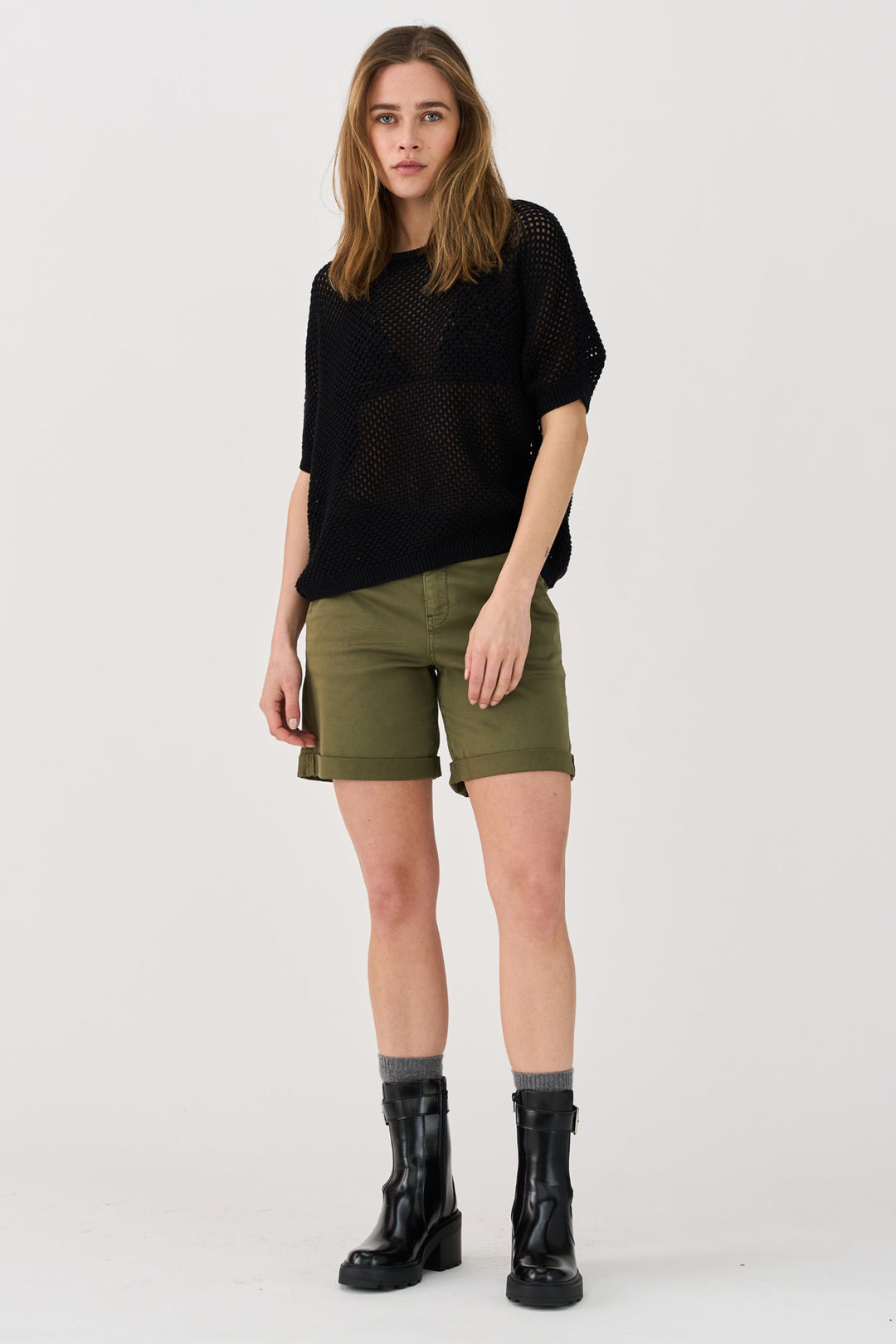 Karmey Chino Shorts fra IVY Copenhagen – casual elegance med mid-rise pasform, stretch og faste opsmøg. 