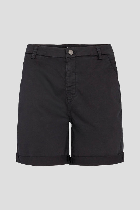 Karmey Chino Shorts fra IVY Copenhagen – casual elegance med mid-rise pasform, stretch og faste opsmøg. Perfekte til sommerens afslappede looks.