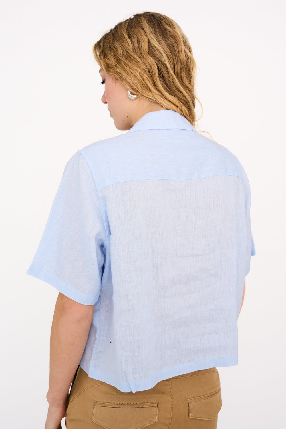 IVY Copenhagen Karmey SS Linen skjorte i pale blue med korte ærmer, cropped pasform og klassisk krave.