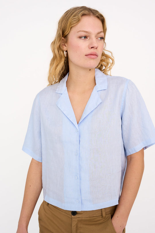 IVY Copenhagen Karmey SS Linen skjorte i pale blue med korte ærmer, cropped pasform og klassisk krave.