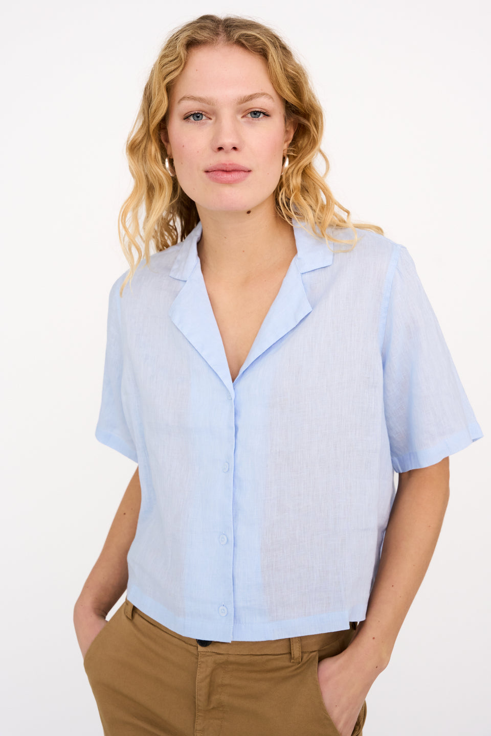 IVY Copenhagen Karmey SS Linen skjorte i pale blue med korte ærmer, cropped pasform og klassisk krave.