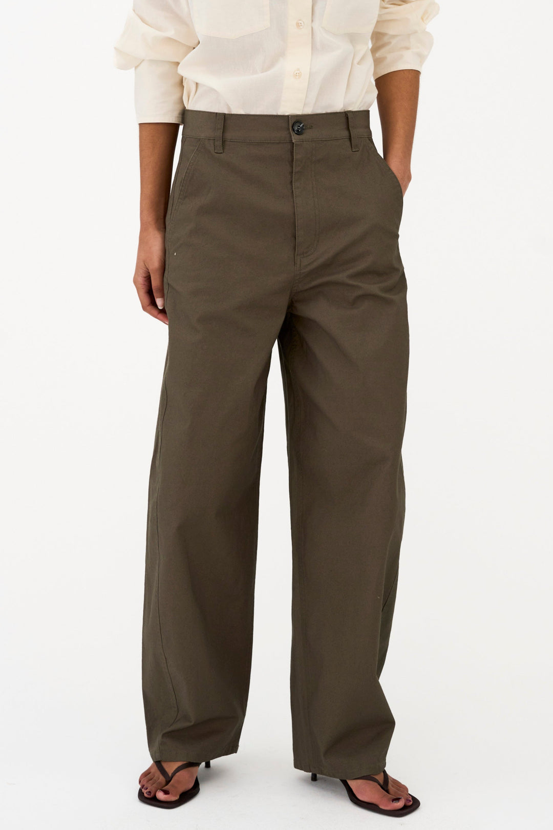 IVY Copenhagen Katee barrel bukser i olive med høj talje og buet benform.