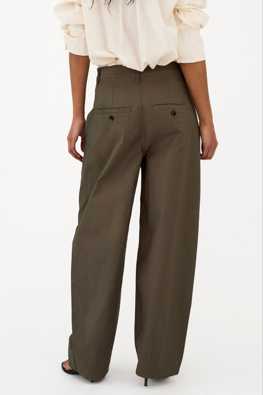 IVY Copenhagen Katee barrel bukser i olive med høj talje og buet benform.