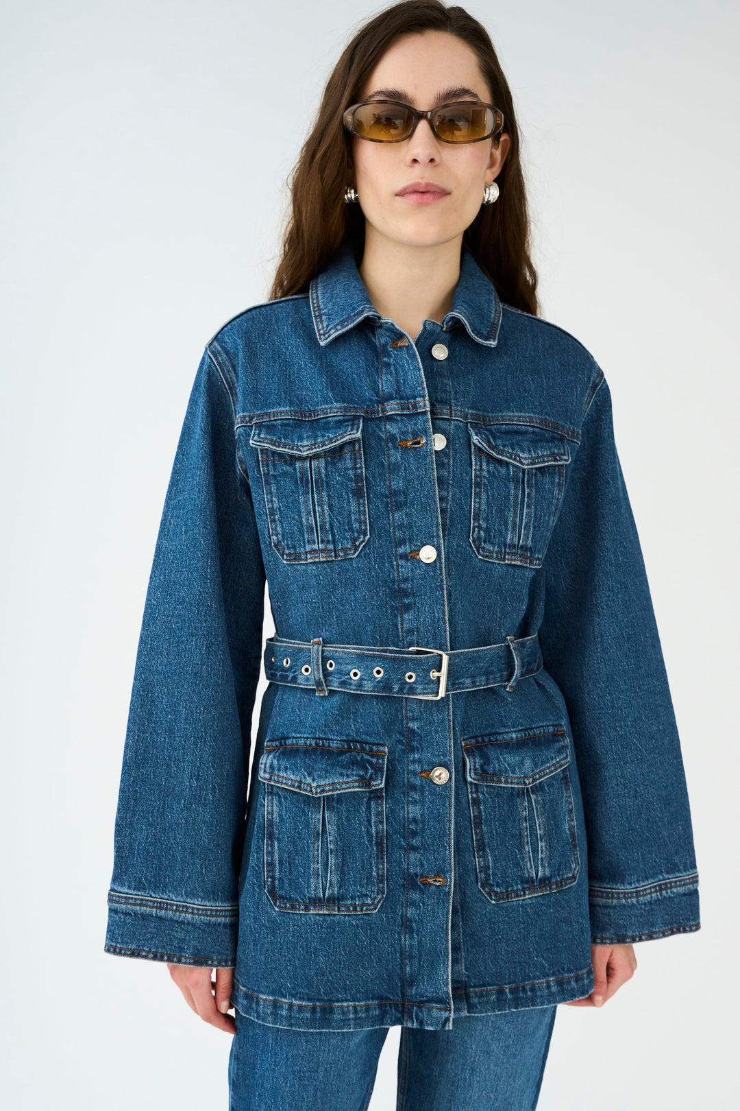 IVY Copenhagen Kay Belted Uniform Jacket i vaskbar kraftig denim med justerbart taljebælte og fire lommer. 