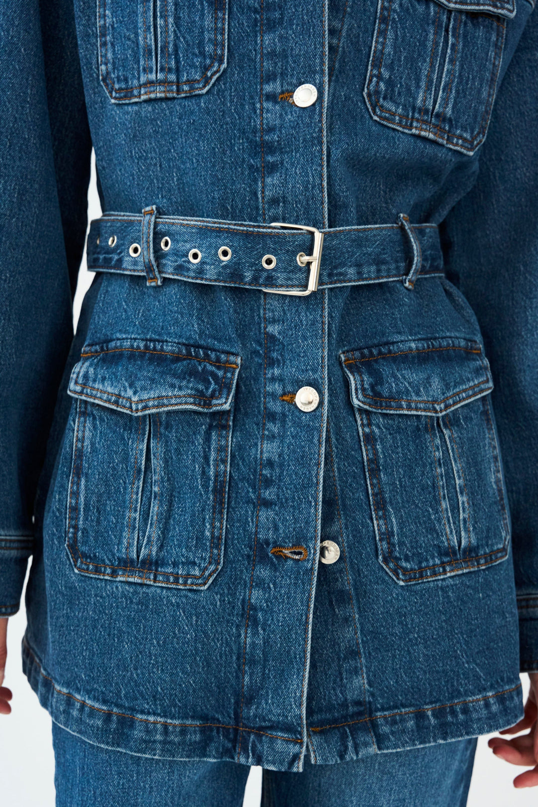 IVY Copenhagen Kay Belted Uniform Jacket i vaskbar kraftig denim med justerbart taljebælte og fire lommer. 