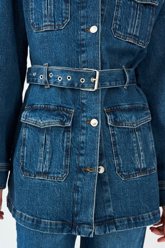 IVY Copenhagen Kay Belted Uniform Jacket i vaskbar kraftig denim med justerbart taljebælte og fire lommer. 