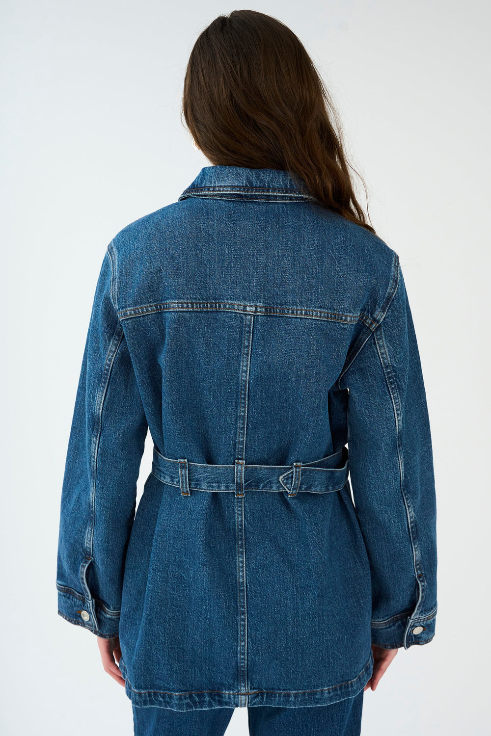 IVY Copenhagen Kay Belted Uniform Jacket i vaskbar kraftig denim med justerbart taljebælte og fire lommer. 