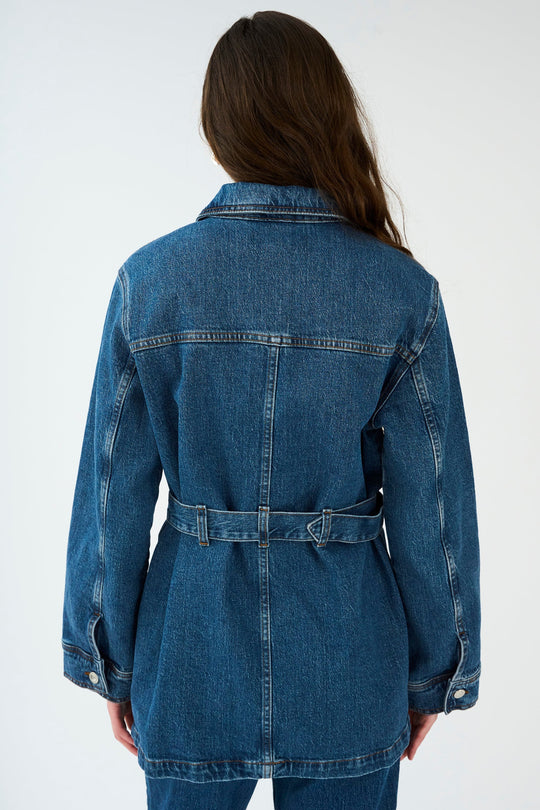 IVY Copenhagen Kay Belted Uniform Jacket i vaskbar kraftig denim med justerbart taljebælte og fire lommer. 
