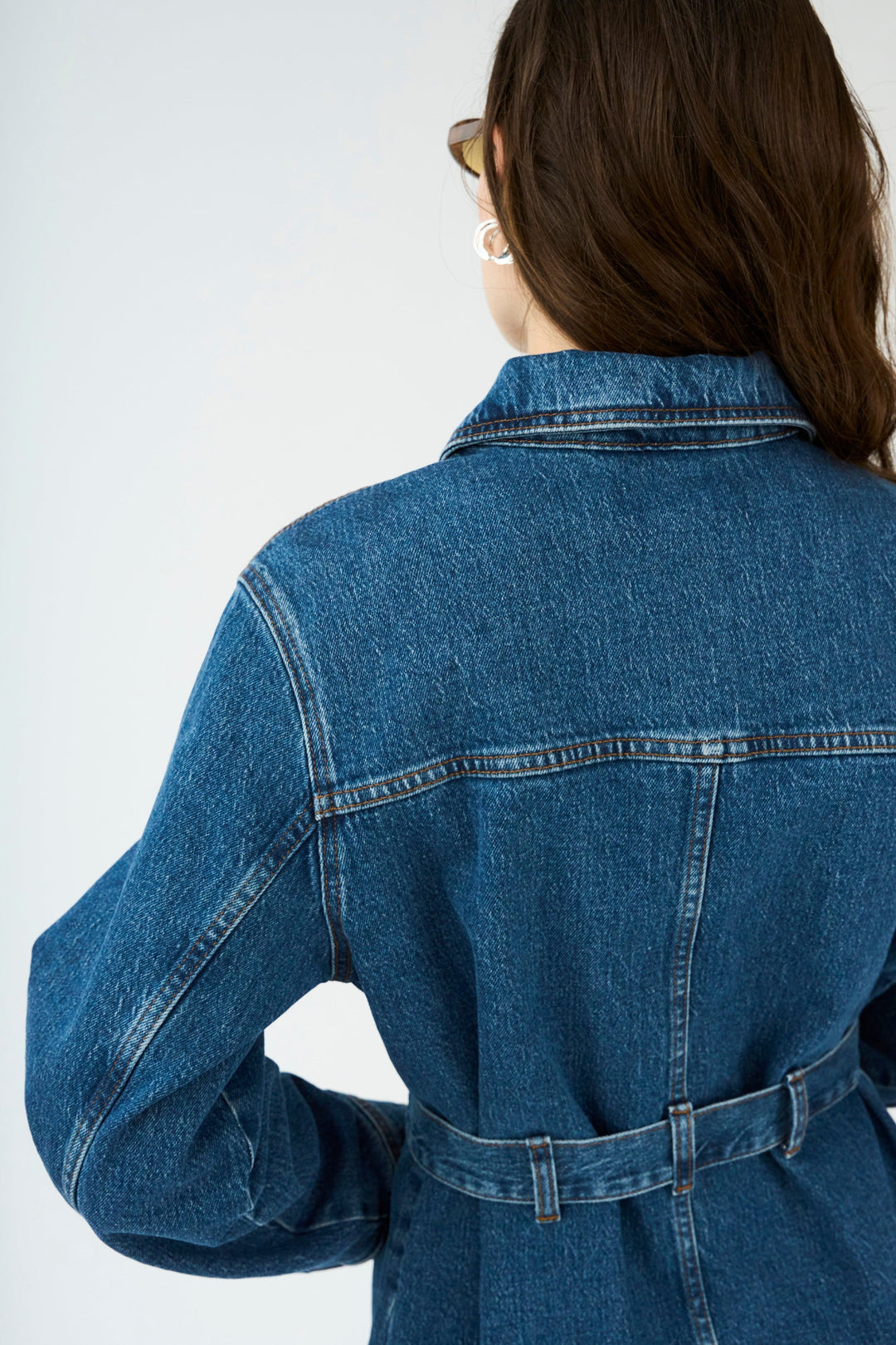 IVY Copenhagen Kay Belted Uniform Jacket i vaskbar kraftig denim med justerbart taljebælte og fire lommer. 