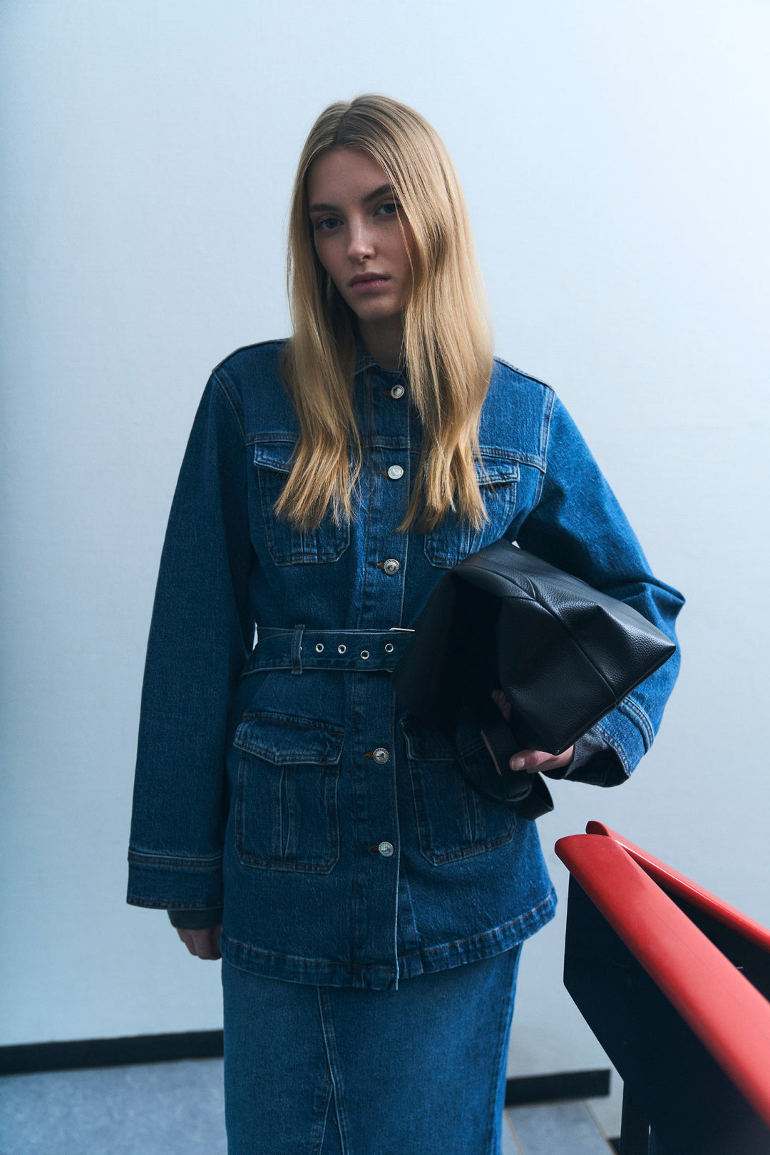 IVY Copenhagen Kay Belted Uniform Jacket i vaskbar kraftig denim med justerbart taljebælte og fire lommer. 