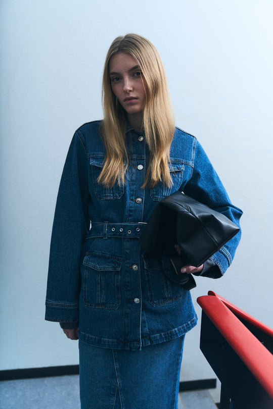 IVY Copenhagen Kay Belted Uniform Jacket i vaskbar kraftig denim med justerbart taljebælte og fire lommer. 
