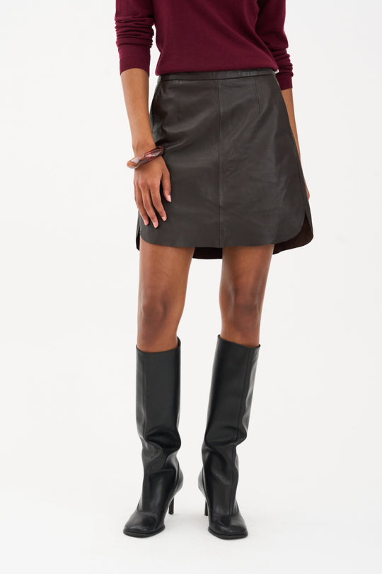 IVY-Kylie miniskirt i ægte lammeskind i farven Expresso Brown med høj talje og A-formet snit.
