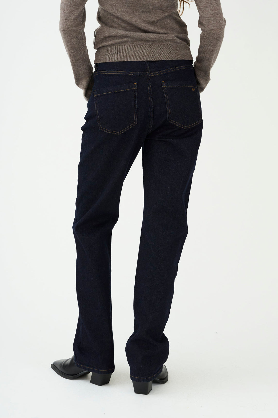 IVY-Lulu jeans i dark rinse wash med høj talje og lige ben.