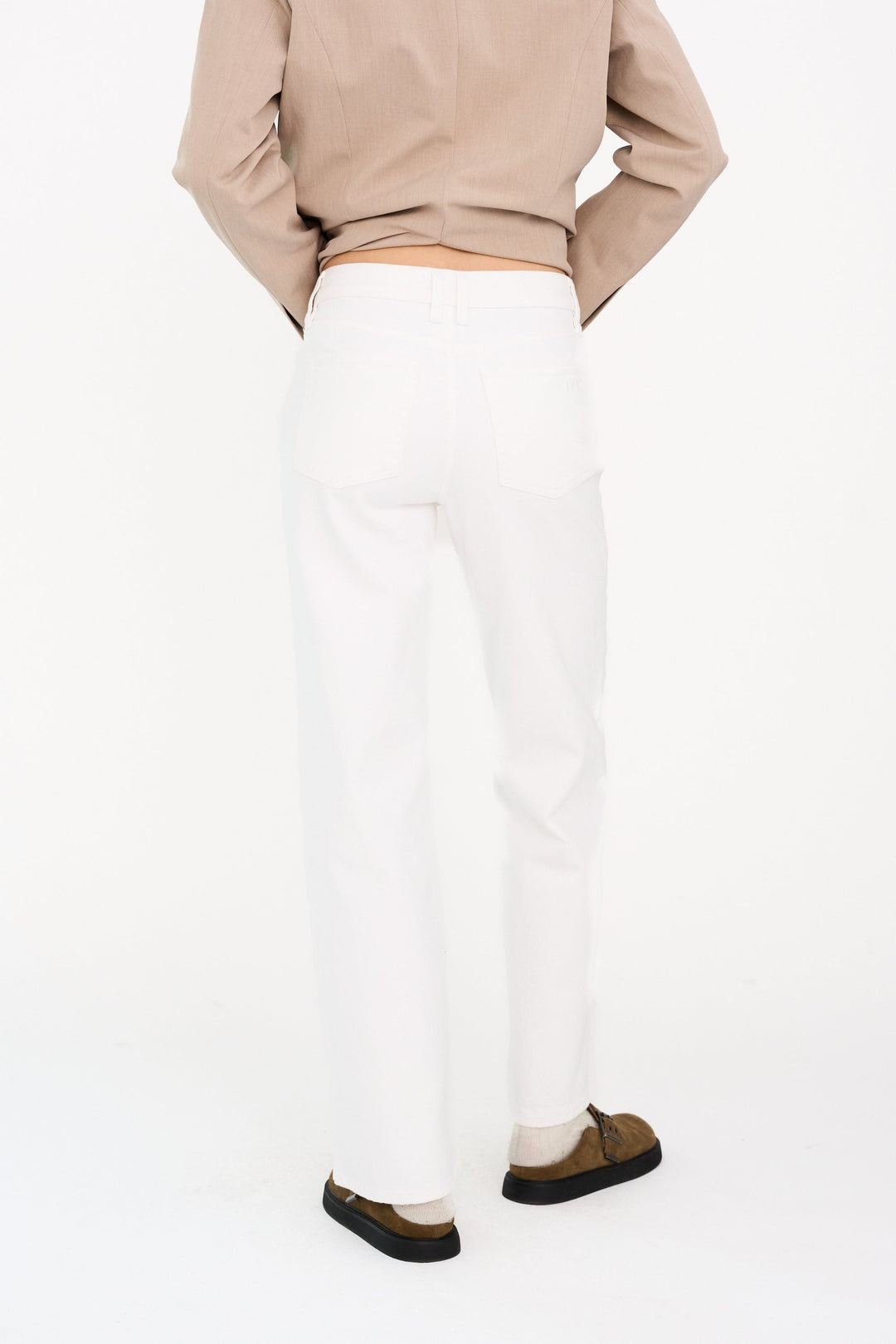 IVY Copenhagen Mia jeans i optical white med høj talje, straight leg og klassisk denimdesign.