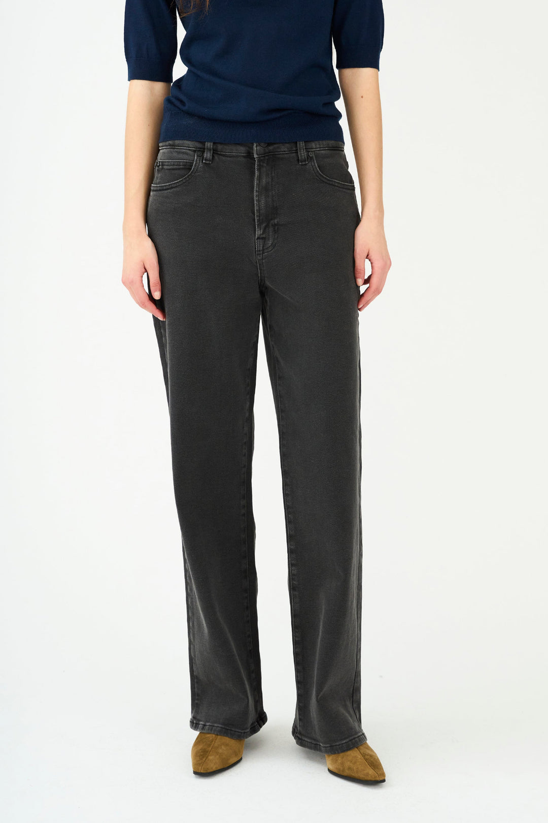 IVY Copenhagen Mia Jeans – Vasket sort med høj talje og klassisk straight fit. Cool og komfortable med perfekt stretch.