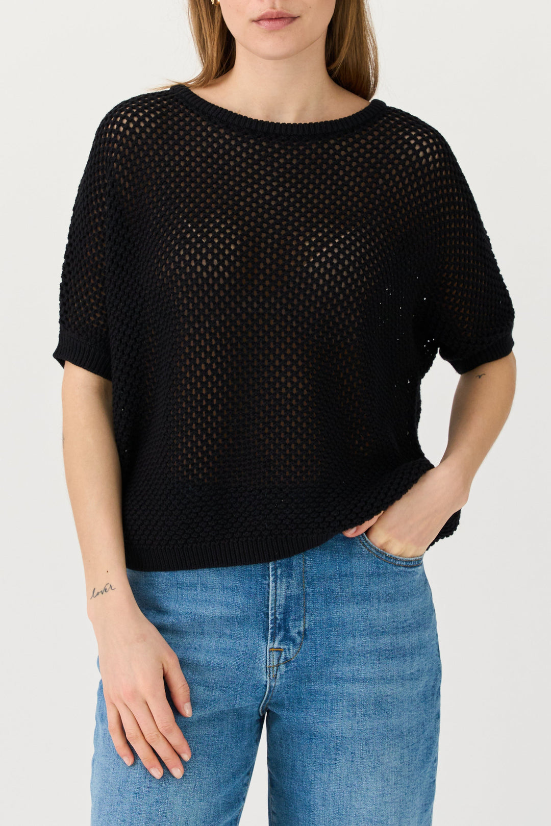 Oversize striktee i sort med gennemsigtigt design fra IVY Copenhagen. Komfortabel og luftig med løst fit. 
