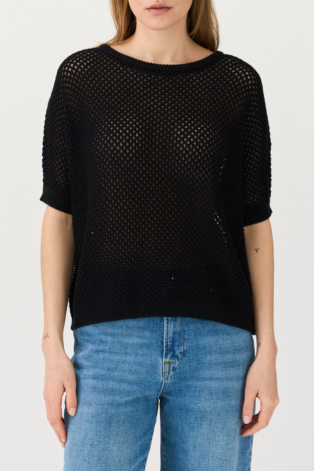 Oversize striktee i sort med gennemsigtigt design fra IVY Copenhagen. Komfortabel og luftig med løst fit. 