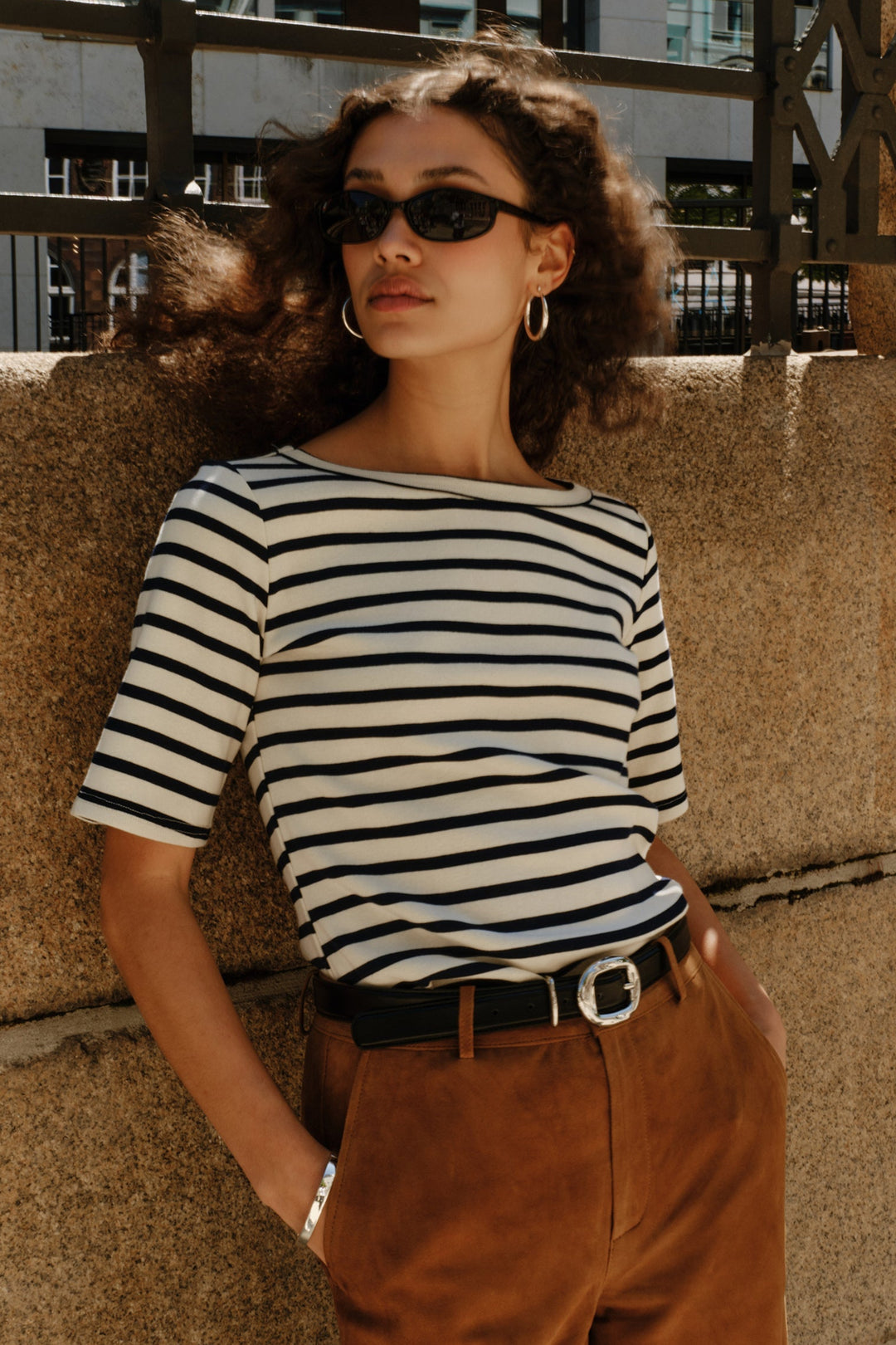 IVY Copenhagen Stix stribet oversized T-shirt med boat neckline og korte ærmer.