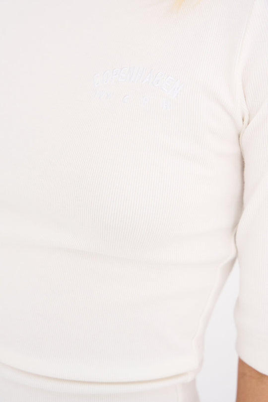 IVY Copenhagen Suzy ribbet T-shirt med slim fit og “Copenhagen” brodering.