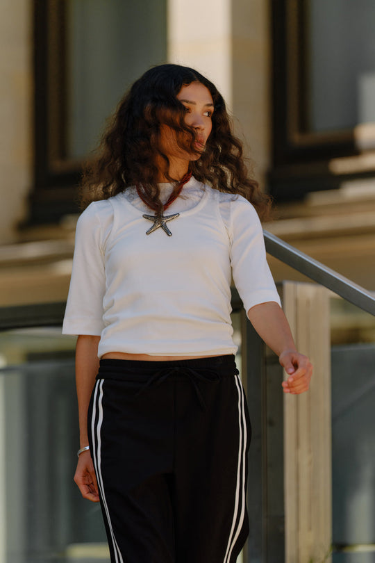 IVY Copenhagen Suzy ribbet T-shirt med slim fit og “Copenhagen” brodering.