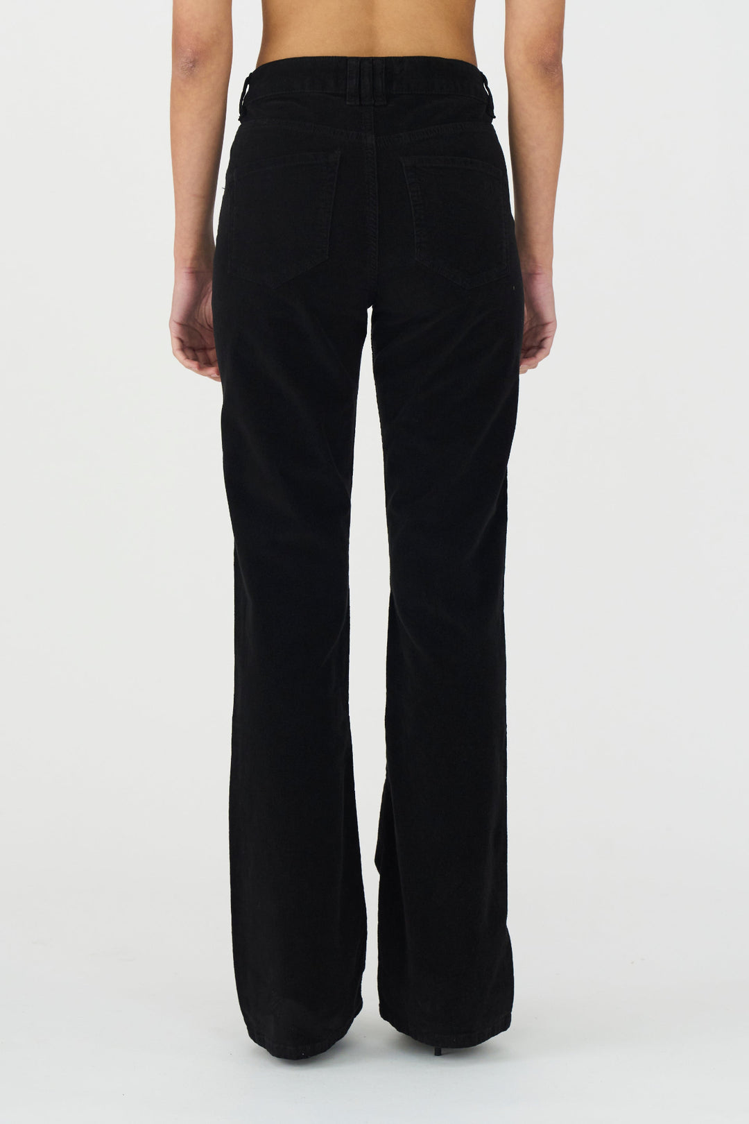 IVY-Tara Flare Jeans i sort babyfløjl med midt-talje, skinny fit og flare-ben.