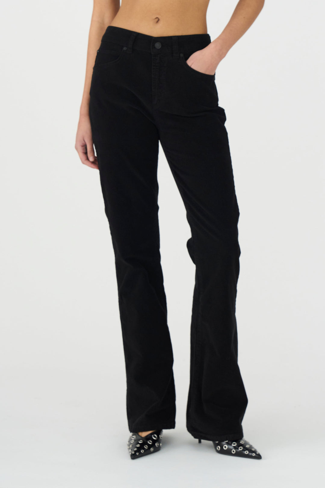 IVY-Tara Flare Jeans i sort babyfløjl med midt-talje, skinny fit og flare-ben.